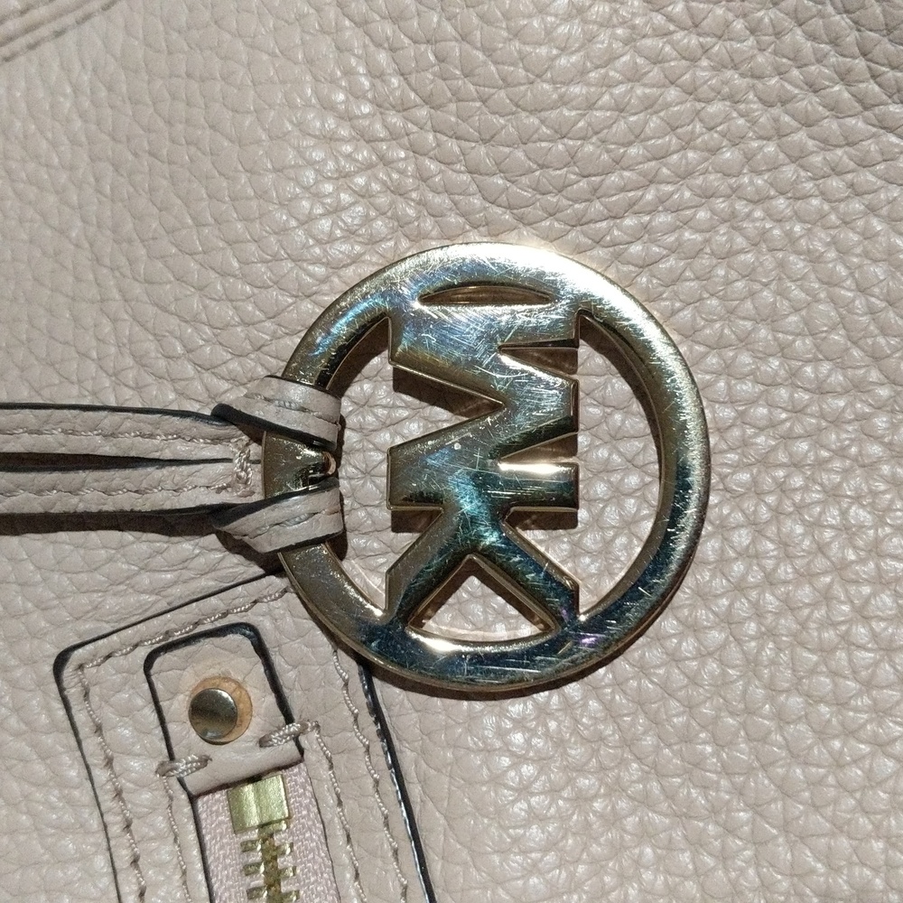 Michael Kors Rhea medium messenger handbag - Picture 9 of 16